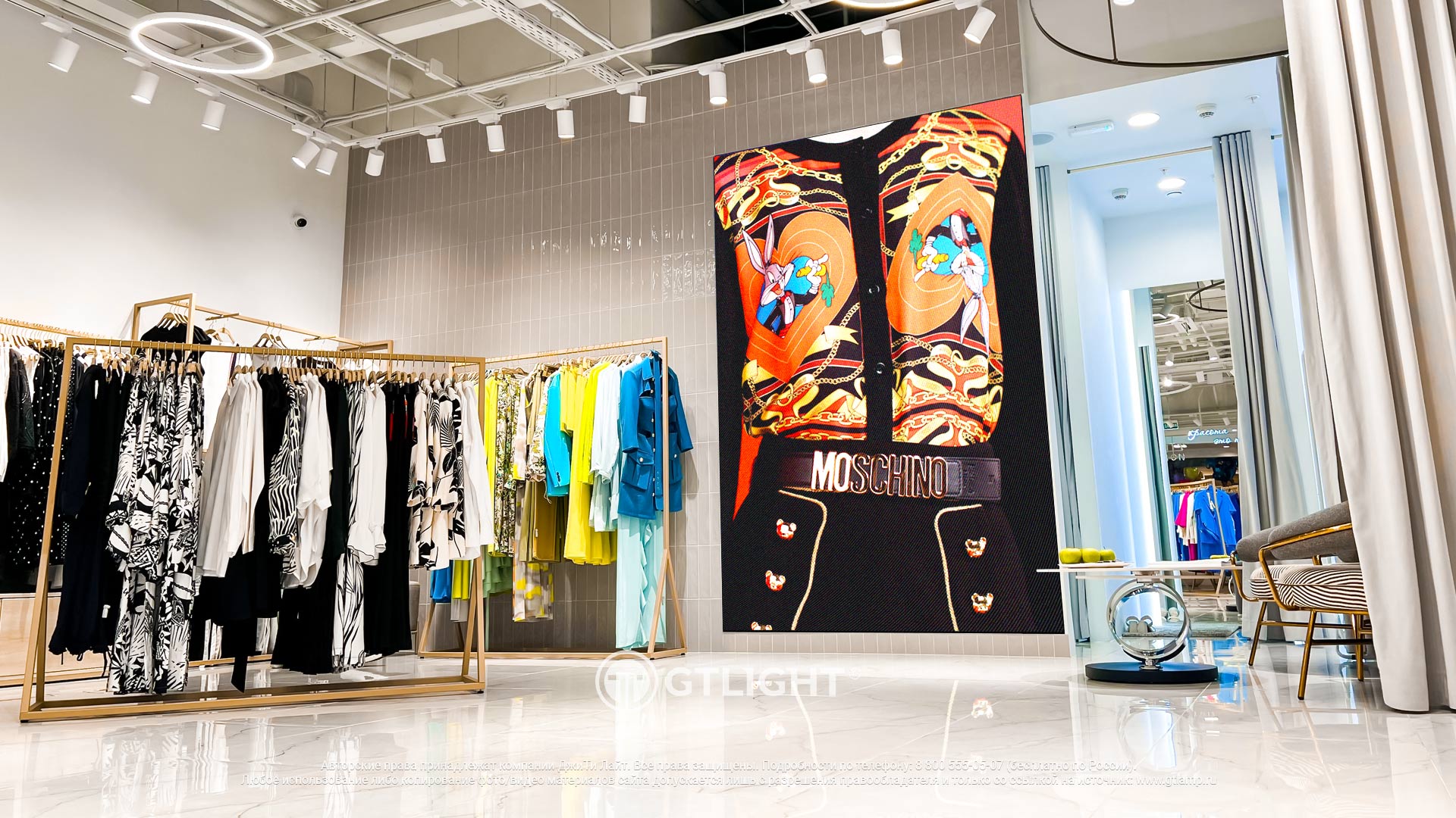 Светодиодный экран в магазине одежды «Infinity fashion» привлекает внимание покупателей всего торгового центра «Афимолл Сити» в Москве